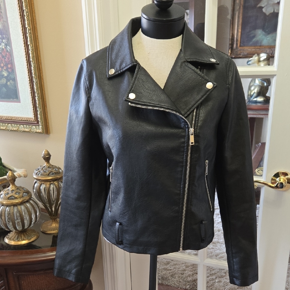 Forever 21 Black Faux Leather Biker Moto Jacket Zip Close No Belt Med Like New